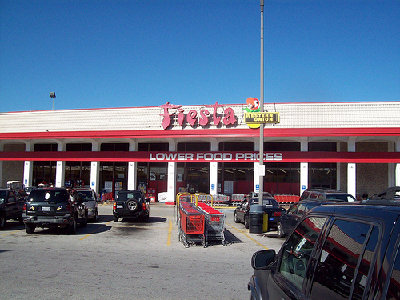 Exterior shot of Fiesta in Bellaire.... It's obvious this used to be Safeway.... never Weingarten's just Safeway, then AppleTree