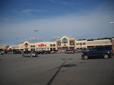 Original Ingles in Winder Georgia. Photo taken 8/21/2010. New replacement Ingle's store built next door